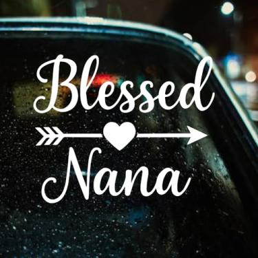 Imagem de Decalque Blessed Nana – Adesivo de vinil branco de 18 x 18 cm para janela de carro, laptop, porta de vidro – Decalque de presente removível à prova d'água para avó – Design de coração e flecha para