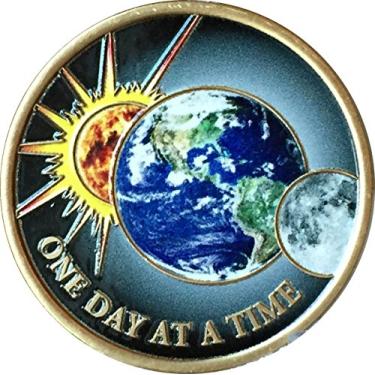 Imagem de One Day at A Time Universo Sol Lua Terra Medalhão Cor Serenidade Oração Chip