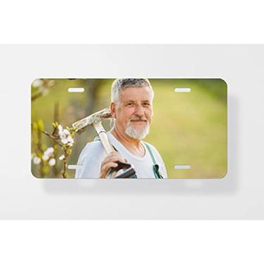 Imagem de Capa para placa de carro retrato de um homem sênior bonito jardinagem em seu jardim - Capa para placa de carro - Capa para placa de carro 15 x 30 cm
