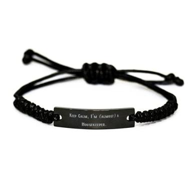 Imagem de SpreadPassion Keep Calm, I'm (Almost) a Housekeeper Bracelete de corda preta, presentes de casa baratos, pulseira gravada para colegas de trabalho