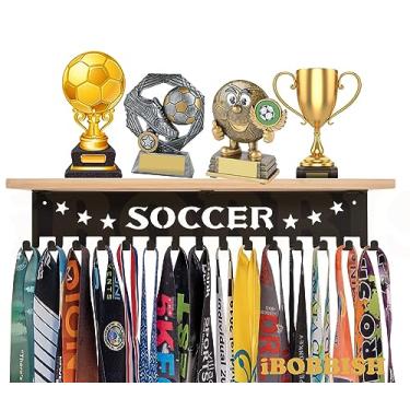 Imagem de Prateleira de exibição de troféus e medalhas de futebol, prateleira de troféu de futebol com 15 ganchos para medalhas, prateleira de troféu de futebol resistente em metal preto, mais de 60 medalhas,