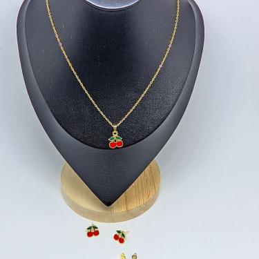 Imagem de Kit Conjunto Colar e Brincos Infantil Menina Folheado Ouro Antialérgico Dourado com pingente Cereja Delicado Presente