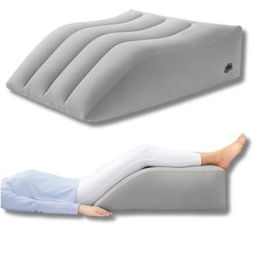Imagem de Travesseiro Ortopédico Inflável para Pernas e Costas | Apoio Ergonômico Formato Cunha | Alívio de Dores, Descanso, Recuperação e Pós-Cirurgia