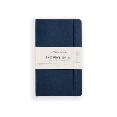 Imagem de myPAPERCLIP Executive Series Caderno quadriculado médio/quadriculado | 192 páginas, 80 g/m2, capa macia, tamanho médio (12,7 x 21 cm) | Base plana | Marcador, fecho elástico e bolso traseiro | Azul