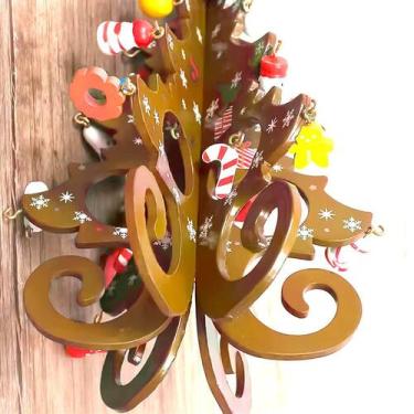 Imagem de Enfeite de Mesa Natalino Mini Árvore de Natal em Madeira Dourada 20cm 