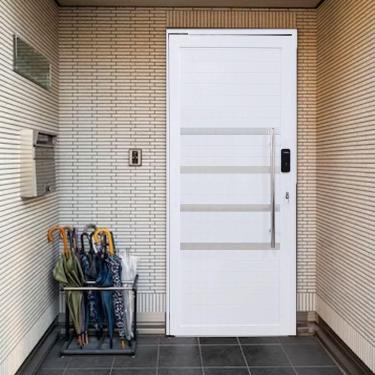 Imagem de Porta Pivotante de Alumínio 210 x 120cm com Friso e Fechadura Digital Linha 30 Direita Branco