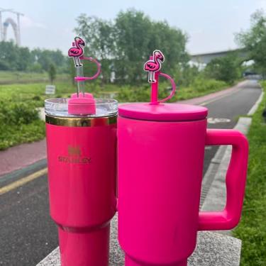 Imagem de Linda tampa de palha de flamingo compatível com 30 copos Stanley de 1,134 g - 4 peças de cobertura de palha de animal rosa para Stanley Cup protetor de palha de silicone à prova de poeira acessórios