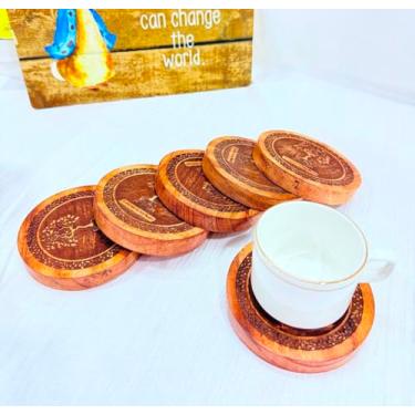 Imagem de Porta-copos de madeira da árvore da vida para bebidas Conjunto de madeira e suporte quadrado de chá - Essenciais de cozinha e sala de estar - Decoração de mesa e mesa de centro elegante (Round in My