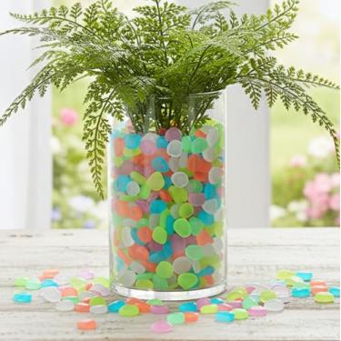 Imagem de 400 peças de pedras que brilham no escuro, pedras brilhantes de aquário no escuro, para passarela, rochas brilhantes, jardim, quintal