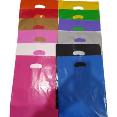 Imagem de Kit 100un Sacola Plástica 20x30 Alça Boca de Palhaço Resistente Acabamento Brilhante Amarelo Azul Branco Higipack