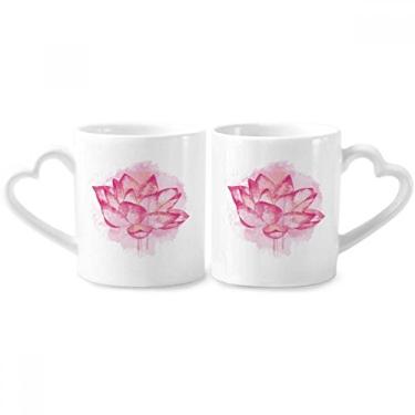 Imagem de Conjunto de canecas de porcelana para casal de flores de lótus em aquarela rosa com alça de coração