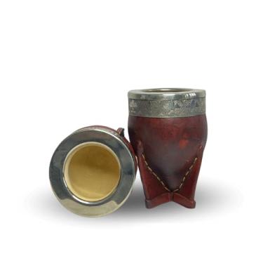 Imagem de LATAM CONCEPT Xícara de chá de erva mate em marrom, com design de pampa feito à mão em metal alpaca e envolto em couro legítimo.