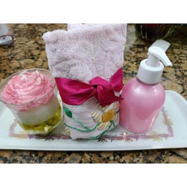 Imagem de Kit de Vela Artesanal Aromática de Erva doce com 1 Toalha de lavabo bordada a mão e Sabonete Liquido Artesanal fragrância Figo com orquídea.