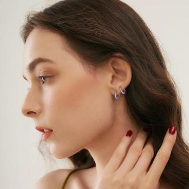 Imagem de Brincos de argola pequenos prateados de zircônia cúbica azul, brincos de cartilagem banhados a ouro branco, brincos de argola minúsculos para mulheres e homens