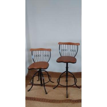 Imagem de Banqueta de madeira e ferro giratória regulável em 3 alturas diferente