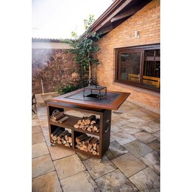 Imagem de Churrasqueira Estação Gourmet Rústica em Aço Corten Com Chapa e grelha em revestimento cerâmico e Quadro Moldura em madeira de alto padrão Teca Idun FierroMartins para churrasco em áreas externas
