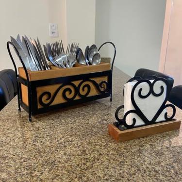 Imagem de Kit porta talheres e porta guardanapo rústico de ferro e madeira artesanato rococó para decoração de mesas de festas, cozinhas, áreas gourmet