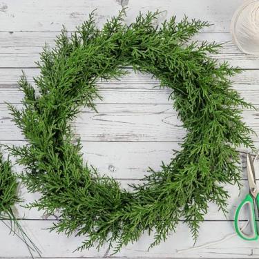 Imagem de Guirlanda de pinheiro de Natal para porta da frente, guirlanda verde de videira com toque real, hastes de vegetação, férias, ambientes externos, ambientes internos (G)