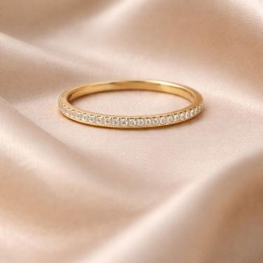 Imagem de Anel Aparador Fino Zircônias Dourado Delicado em Aço Inox