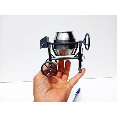 Imagem de Miniatura Decorativa de Betoneira em Aço Inoxidável e ABS, 11cm Altura x 13cm Comprimento x 7cm Largura, Galvanizado, para Decoração de Escritório de Engenharia Civil