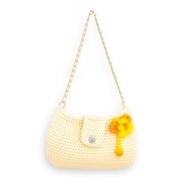 Imagem de Bolsa de Crochê Artesanal, na cor pêssego com Flor Amarela, Alça de Corrente Dourada, Estilo Casual