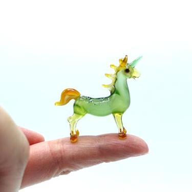 Imagem de Sansukjai Rare Unicorn Tiny Micro Figurines Hand Blown Glass Art Fantasy Animals Collectible Gift Home Décor (Green Orange)