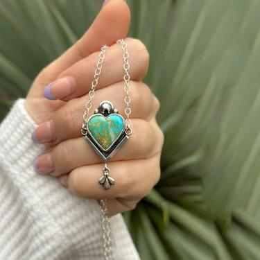 Imagem de 1 lindo colar com pingente multicolorido em forma de coração, turquesa sintética, liga vintage, perfeito para uso diário feminino, encontros e festas.