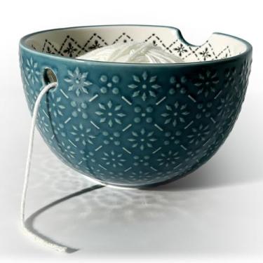 Imagem de UCDRMA Tigela de fio de crochê para tricô, suporte de fio de cerâmica tigela de crochê com padrão de relevo 3D, tigelas grandes de suporte de crochê de 15 cm para fios de todos os tipos, ótimos suprimentos decorativos de crochê de tricô