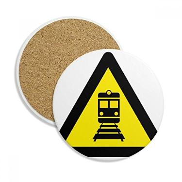 Imagem de Símbolo de aviso amarelo preto cauda triângulo copo copo copo proteção mesa pedra absorvente