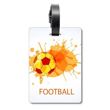 Imagem de Bola de futebol laranja esportiva com etiqueta de bagagem para cartão de bagagem