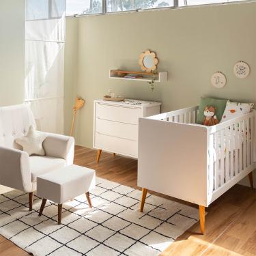 Imagem de Kit Quarto Theo com Pés Retrô Mel - Berço + Cômoda 3 Gavetas + Poltrona de Amamentação Lola com Puff - Branco