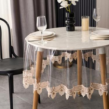 Imagem de LIBERECOO Toalha de mesa de vinil redondo transparente com acabamento de renda Loral costurada, capa de mesa de plástico à prova d'água à prova de óleo com borda bordada para cozinha, sala de jantar