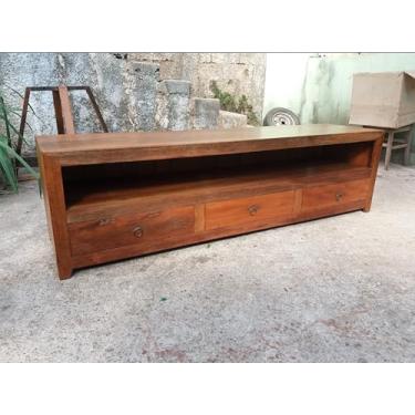 Imagem de rack em madeira mista de demolição com acabamento em cera 1,70