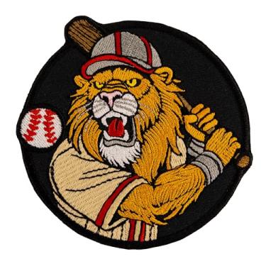 Imagem de Leão irritado em um boné de beisebol joga beisebol. Leão com um taco de beisebol. Patch bordado passar. Tamanho 9,4 x 9,4 cm.