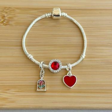 Imagem de Pulseira com 3 berloques rosa encantada, separador e coração vermelho - banhado a prata