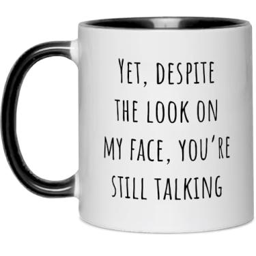 Imagem de FUNNYUNCLE Caneca Yet Apesar do Look on My Face You are Still Talking 325 ml, caneca sarcástica presente para colega de trabalho, ideias de presentes engraçados para amigos, chefe, funcionário