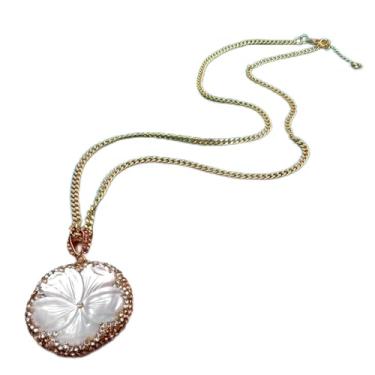 Imagem de Colar de corrente banhada a ouro com pingente de flor esculpida em concha do mar branco 48 cm