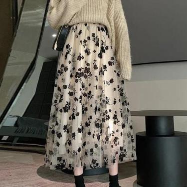 Imagem de Saia Feminina Branca De Renda Com Tule E Flocagem, Cintura Alta, Model