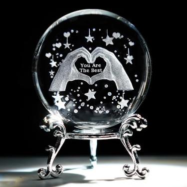 Imagem de HDCRYSTALGIFTS Bola de cristal com coração de 60 mm, peso de papel, gravação a laser 3D, presente de dedo de amor para mulheres, mãe, esfera de vidro decorativa para prateleira, sala de estar