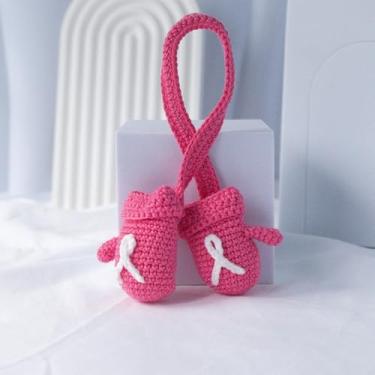 Imagem de Talataca Enfeite de carro de crochê para câncer de mama – Luvas de boxe com fita rosa, pingente de espelho retrovisor, decoração suspensa feita à mão, presente inspirador para ela, mãe, sobrevivente