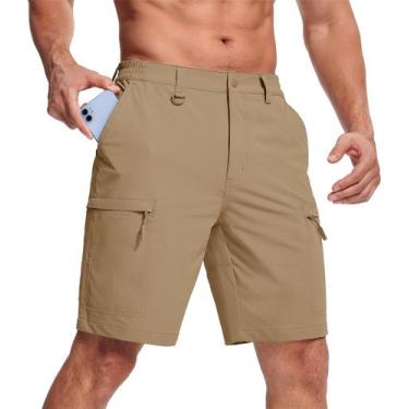 Imagem de Shorts MAGCOMSEN Tactical para homens caminhando em caqui militar