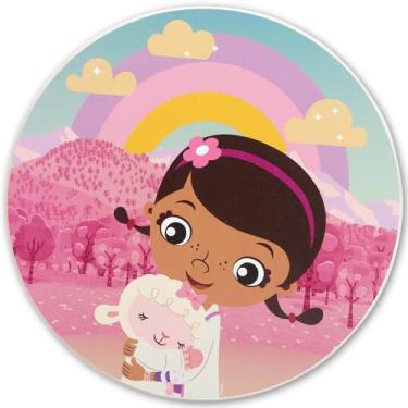 Imagem de Open Road Brands Disney Doc McStuffins and Lambie Decoração de parede de madeira redonda - Linda arte de parede Doc McStuffins para quarto ou sala de jogos