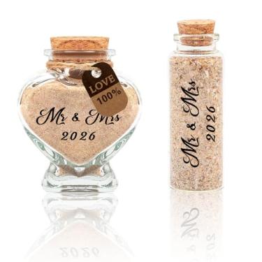 Imagem de 2 Pçs Presentes Sr. e Sra. Jarra de Areia 2026 Garrafas de Areia em Forma de Coração Garrafas de Vidro de Lembrança Frascos Decorativos Chá de Nupcial Presentes de Noivado para Ela Homem Mulheres