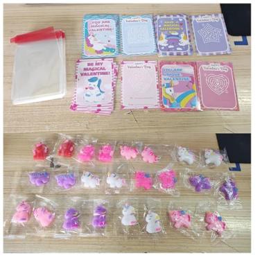 Imagem de Seenelling 24pcs Unicorn Valentine's Day Exchange Gifts, Stress Relief Party Favors with Gift Cards for Party Prizes Birthday Return Gifts Valentines Treat Bag