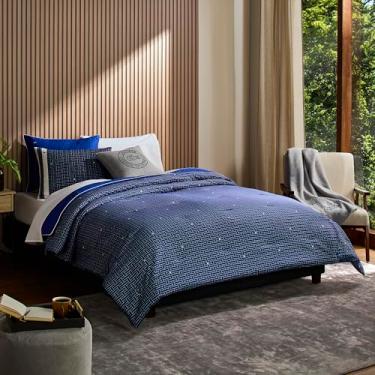 Imagem de Lacoste Conjunto de edredom Heritage Geo – Roupa de cama de algodão percal com padrão geométrico, preenchimento alternativo, certificado Oeko-Tex, azul marinho/geográfico, solteiro