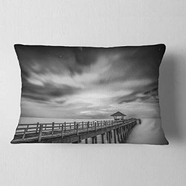 Imagem de Designart ponte de madeira preta e branca e céu Pier Seascape sala de estar lombar, sofá, almofada + capa de almofada impressa em ambos os lados 30,48 cm x 50,8 cm