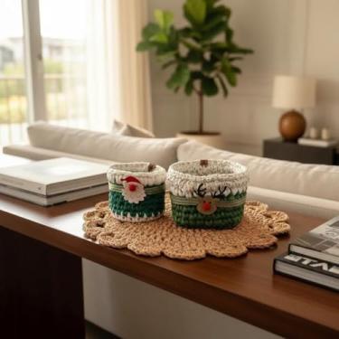 Imagem de Porta Mini Panetone Natalino, Crochê, Decorativo, Verde e Branco com Aplique de Rena - Feito a mão