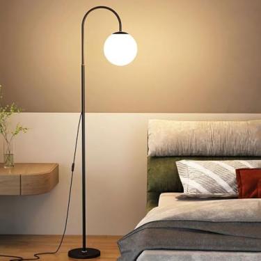 Imagem de Luminária de chão com cúpula de acrílico branca em formato de bola, estilo nórdico minimalista, ideal para leitura em cantos de sofás, perfeita para sala de estar e quarto. Luminária vertica