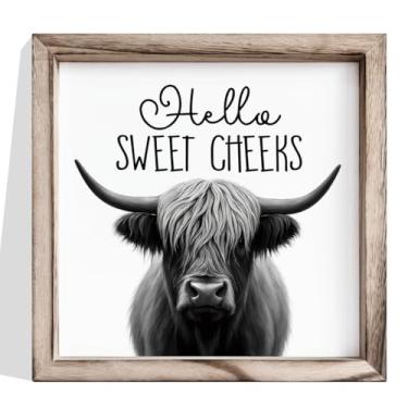 Imagem de Decoração de parede de banheiro, placa Hello Sweet Cheeks Highland Cow, impressão de arte de vaca rústica, decoração de parede de madeira emoldurada para banheiro ou lavabo, decoração engraçada de