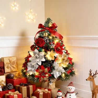 Imagem de Árvore de Natal de mesa com luzes, árvore de Natal artificial de mesa pequena pré-iluminada de 50 cm com base de serapilheira, poinsétia, enfeites de pinha de frutas vermelhas, decoração de mesa DIY